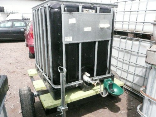 mobile Weidetränke / fahrbare Tränke 600 Liter (4) # IBC Tank, Farbe SCHWARZ, auf Kunststoffpalette auf Anhänger # Komplett neu