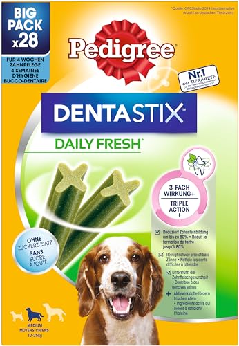 Pedigree DentaStix Fresh Hundesnack für mittelgroße Hunde (10-25kg), Zahnpflege-Snack mit Eukalyptusöl und Grüner Tee-Extrakt, 4 Packungen je 28 Stück (4 x 720 g) - 2